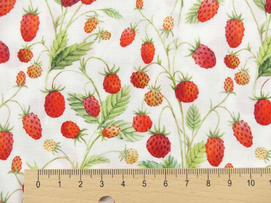 Patchworkstoff mit herrlichen Walderdbeeren auf weißem Hintergung aus der Kollektion Hedgehog mit Maß